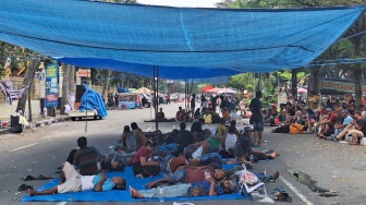 Tak Puas Hasil Audiensi, Massa TNTN Dirikan Tenda di Tengah Jalan Pekanbaru