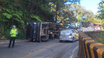 Truk Angkut Semen Terbalik di Sitinjau Lauik Dekat Lokasi Rombongan Arteria Dahlan Berfoto