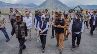 Gubernur Jatim Khofifah Indar Parawansa (kedua kiri) didampingi Kepala Dinas Perumahan Rakyat, Kawasan Permukiman dan Ciptakarya Provinsi Jatim I Nyoman Gunadi (kanan) berbincang dengan Bupati Probolinggo Mohammad Haris (kedua kanan) dan Tokoh Tengger Supoyo (kiri) saat acara groundbreaking penataan Jalur Lingkar Kaldera Tengger (JLKT) di kawasan Taman Nasional Bromo Tengger Semeru (TNBTS), Kabupaten Probolinggo, Jawa Timur, Senin (13/4/2026). [ANTARA FOTO/Irfan Sumanjaya/wsj]
