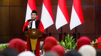 Hakim Konstitusi Anwar Usman memberikan sambutan saat acara Wisuda Purnabakti dan Penyambutan Hakim di Gedung Mahkamah Konstitusi, Jakarta, Senin (13/4/2026). [Suara.com/Alfian Winanto]
