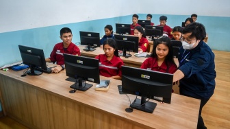 Sejumlah murid mengikuti pelatihan desain komunikasi visual di SMK Katolik Sint Joseph, Jakarta, Senin (13/4/2026). [ANTARA FOTO/Rivan Awal Lingga/wsj]