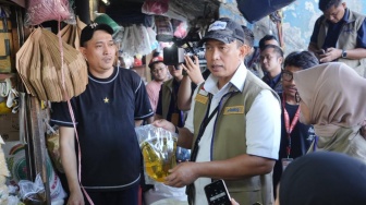 Pastikan Ketersediaan Minyakita Aman, Dirut Bulog Sidak Pasar-pasar Di Jakarta