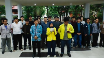 Sejumlah mahasiswa yang tergabung di Aliansi BEM Universitas Indonesia (UI) menyatakan sikap terkait kekerasan seksual yang terjadi di Fakultas Hukum (FH) UI, Depok, Jawa Barat, Selasa (14/4/2026). [Suara.com/Alfian Winanto]
