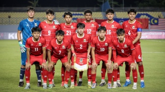 Timnas Indonesia berfoto bersama sebelum pertandingan penyisihan grup A ASEAN U-17 Boys Championship atau AFF U-17 di Stadion Gelora Joko Samudro, Gresik, Jawa Timur, Senin (13/4/2026). [ANTARA FOTO/Rizal Hanafi/sgd]
