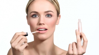 4 Rekomendasi Lip Serum Jojoba Oil, Rahasia Bibir Sehat dan Pink Alami