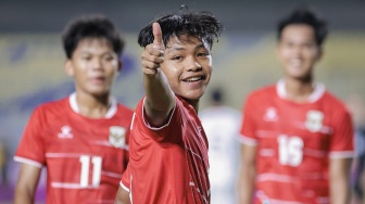 Pesepak bola Timnas Indonesia Daffa Yunna Adi (tengah) berselebrasi usai mencetak gol ke gawang Timor Leste pada pertandingan penyisihan grup A ASEAN U-17 Boys Championship atau AFF U-17 di Stadion Gelora Joko Samudro, Gresik, Jawa Timur, Senin (13/4/2026). [ANTARA FOTO/Rizal Hanafi/sgd]