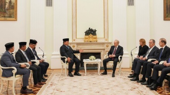 Presiden Prabowo Subianto (keempat kiri) berbincang dengan Presiden Rusia Vladimir Putin (keempat kanan) didampingi jajaran menteri kedua negara di Istana Kremlin, Moskwa, Rusia, Senin (13/4/2026). [ANTARA FOTO/HO/Bakom RI/app/sgd]