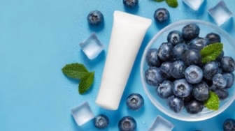 4 Pembersih Wajah Berbahan Blueberry Angkat Kotoran tanpa Buat Kulit Kering