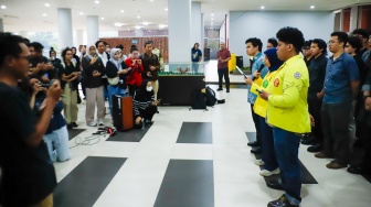 Sejumlah mahasiswa yang tergabung di Aliansi BEM Universitas Indonesia (UI) menyatakan sikap terkait kekerasan seksual yang terjadi di Fakultas Hukum (FH) UI, Depok, Jawa Barat, Selasa (14/4/2026). [Suara.com/Alfian Winanto]
