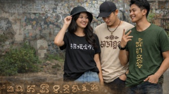 Bukan Sekadar Gaya, Aksara Ulu Jadi Tren di Kaos Anak Muda dan Ternyata Punya Makna Dalam