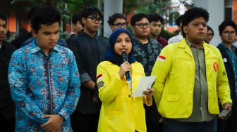 Sejumlah mahasiswa yang tergabung di Aliansi BEM Universitas Indonesia (UI) menyatakan sikap terkait kekerasan seksual yang terjadi di Fakultas Hukum (FH) UI, Depok, Jawa Barat, Selasa (14/4/2026). [Suara.com/Alfian Winanto]
