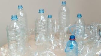 Harga Bahan Baku Plastik: Momentum Tepat Berkreasi dengan Daun Pisang dan Anyaman Lokal