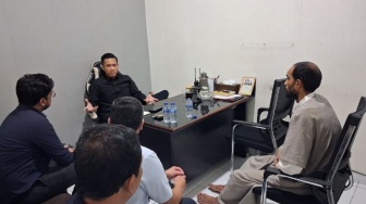 WNA Pakistan Viral Mengamuk Pakai Bambu di Ciledug, Imigrasi Tangerang Ungkap Kondisinya