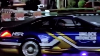 Bukan Balap Liar! Fakta Di Balik Auman Mesin dan Kepulan Asap Mobil Drift di Tugu Adipura