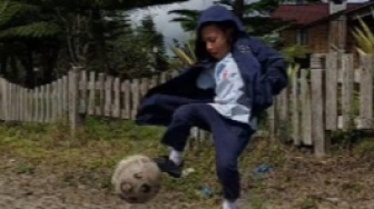 Siapa Zaki Abbas? Bocil Gaul yang Viral, Gaya Main Bola Jadi Tren Idol KPop