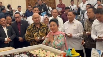 Dapat Kejutan Ultah di DPR, Titiek Soeharto Senyum-senyum Ditanya Ucapan 'Spesial' dari Prabowo