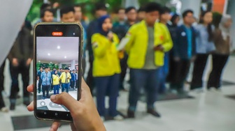 Sejumlah mahasiswa yang tergabung di Aliansi BEM Universitas Indonesia (UI) menyatakan sikap terkait kekerasan seksual yang terjadi di Fakultas Hukum (FH) UI, Depok, Jawa Barat, Selasa (14/4/2026). [Suara.com/Alfian Winanto]
