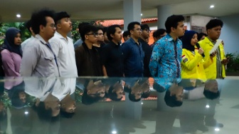 Sejumlah mahasiswa yang tergabung di Aliansi BEM Universitas Indonesia (UI) menyatakan sikap terkait kekerasan seksual yang terjadi di Fakultas Hukum (FH) UI, Depok, Jawa Barat, Selasa (14/4/2026). [Suara.com/Alfian Winanto]
