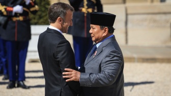 Presiden Prabowo Subianto (kanan) dan Presiden Prancis Emmanuel Macron (kiri) berbincang saat bertemu di Istana Élysée Paris, Prancis, Selasa (14/4/2026). ANTARA FOTO/HO/Bakom RI/app/YU]