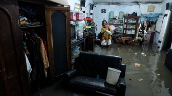 Warga membersihkan dan menyelamatkan perabot rumahnya yang terendam banjir di Kampung Gambiran, Kabupaten Sukoharjo, Jawa Tengah, Rabu (15/4/2026). [ANTARAFOTO/Maulana Surya/YU]