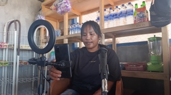 Kisah Mama Redha, Nelayan Perempuan Sumba yang Viral Jualan Hasil Laut Lewat TikTok Live