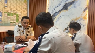 Viral Napi Korupsi Asyik Ngopi di Luar Rutan, Petugas Pengawal Langsung Dicopot