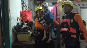 Genggaman Terakhir Suami yang Terlepas: Dewi Tewas di Tengah Amukan Banjir Bandar Lampung