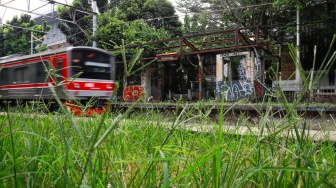 Kereta rel listrik (KRL) melintasi Stasiun Mampang di Jakarta, Rabu (15/4/2026). [Suara.com/Alfian Winanto]