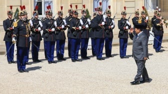 Presiden Prabowo Subianto melakukan penghormatan kepada pasukan sebelum bertemu Presiden Prancis Emmanuel Macron di Istana Élysée, Paris, Prancis, Selasa (14/4/2026). ANTARA FOTO/HO/Bakom RI/app/YU]