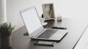 Dilema WFH Sehari: Bukti Kita Masih Dinilai dari Absen Kehadiran, Bukan Hasil Kerja