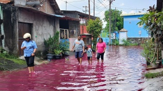 Kota Solo Terendam Banjir, Warga Kaget Air di Permukiman Mendadak Berwarna Merah Pekat