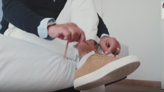 5 Sepatu Lari Minimalis yang Cocok Dipadukan dengan Celana Chino Kantor, Nyaman dan Tetap Rapi