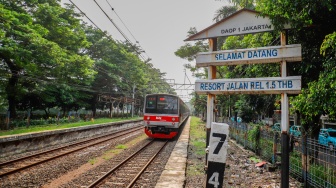 Kereta rel listrik (KRL) melintasi Stasiun Mampang di Jakarta, Rabu (15/4/2026). [Suara.com/Alfian Winanto]