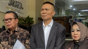 Sambil Dekap Buku Jokowis White Paper, Rismon Mengaku Bisa Tidur Nyenyak usai SP3