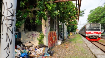 Kereta rel listrik (KRL) melintasi Stasiun Mampang di Jakarta, Rabu (15/4/2026). [Suara.com/Alfian Winanto]