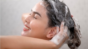 Bye-Bye Rambut Tipis! Ini 5 Sampo Rosemary yang Ampuh Menumbuhkan Rambut