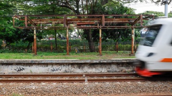 Kereta rel listrik (KRL) melintasi Stasiun Mampang di Jakarta, Rabu (15/4/2026). [Suara.com/Alfian Winanto]
