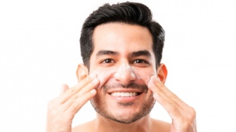 Lawan Minyak Berlebih, Ini 4 Face Wash Charcoal Terbaik untuk Pria