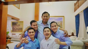 Prabowo Beri Kejutan Ulang Tahun Seskab Teddy di Paris, Netizen: Berasa Drama Kerajaan