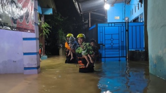 Malam Mencekam di Bandar Lampung: Perjuangan Tim SAR Evakuasi 109 Warga dari Kepungan Banjir