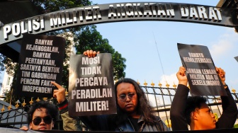 Sejumlah aktivis dari kolektif merpati saat menggelar aksi solidaritas untuk Andrie Yunus di depan Markas Puspom TNI, Jakarta, Kamis (16/4/2026).  [Suara.com/Alfian Winanto]