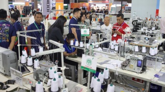 Pengunjung melihat produk kain dalam pameran Indo Intertex – Inatex 2026 di JIExpo Kemayoran, Jakarta, Kamis (16/4/2026). [Suara.com/Alfian Winanto]