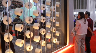 Pengunjung melihat produk kain dalam pameran Indo Intertex – Inatex 2026 di JIExpo Kemayoran, Jakarta, Kamis (16/4/2026). [Suara.com/Alfian Winanto]