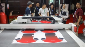 Pengunjung melihat produk kain dalam pameran Indo Intertex – Inatex 2026 di JIExpo Kemayoran, Jakarta, Kamis (16/4/2026). [Suara.com/Alfian Winanto]