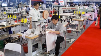 Pengunjung melihat produk kain dalam pameran Indo Intertex – Inatex 2026 di JIExpo Kemayoran, Jakarta, Kamis (16/4/2026). [Suara.com/Alfian Winanto]