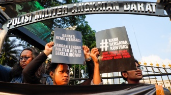 Sejumlah aktivis dari kolektif merpati saat menggelar aksi solidaritas untuk Andrie Yunus di depan Markas Puspom TNI, Jakarta, Kamis (16/4/2026).  [Suara.com/Alfian Winanto]