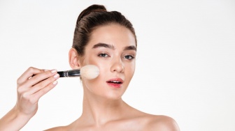 5 Bedak Tabur di Alfamart yang Murah dan Tahan Lama, Bikin Makeup Flawless