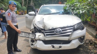 Batu Raksasa Terjang Fortuner di Jalur Trenggalek-Ponorogo, Jalur Nasional Lumpuh Total