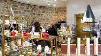 Wisatawan melihat souvenir yang ada di Menara Galata di Kota Istanbul, Turki, Rabu (15/4/2026). [Suara.com/Iramdani]
