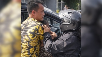 Viral Ibu-Ibu Labrak Selingkuhan Suami, Paksa Keluar Mobil hingga Tersungkur ke Aspal